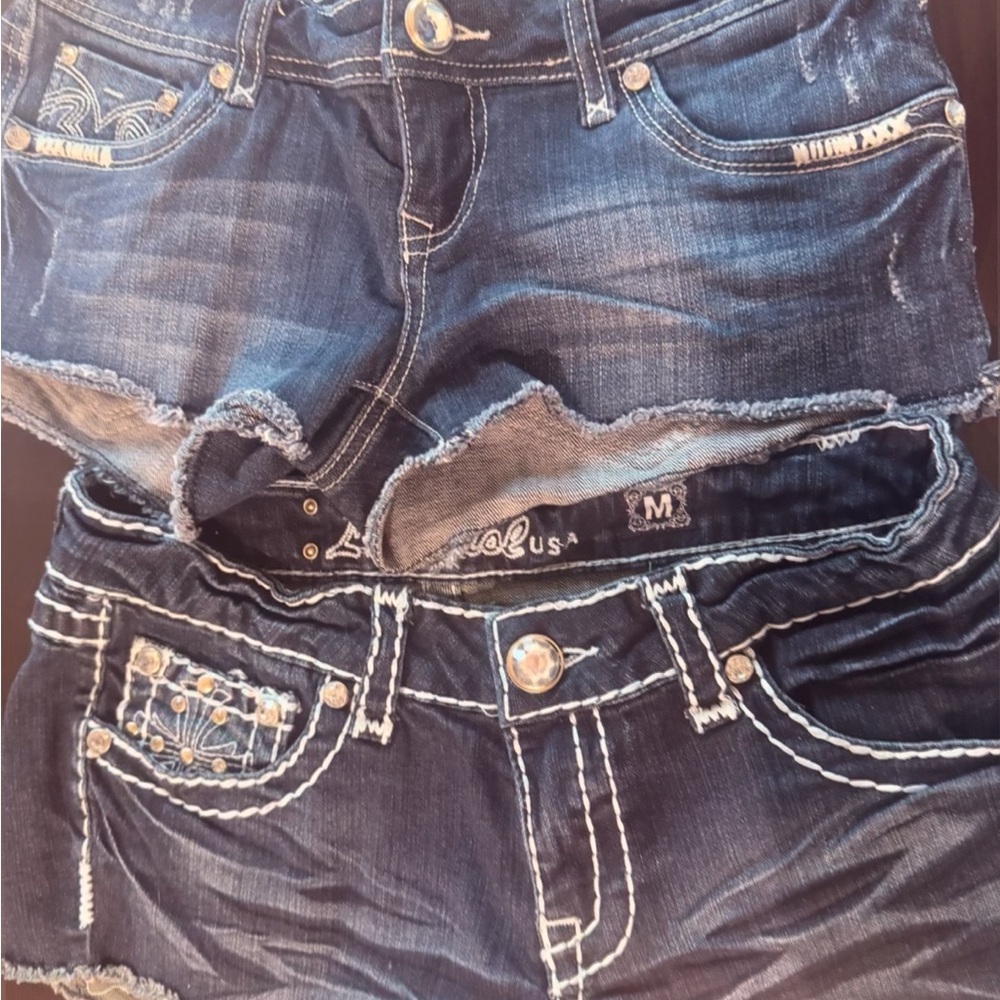 Blue Denim Jeans with Distressed Details and Fading Patterns